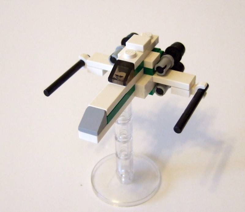Illustration for article titled Using Hundreds of LEGO Star Wars Mini-Spaceships to Create Huge Battles